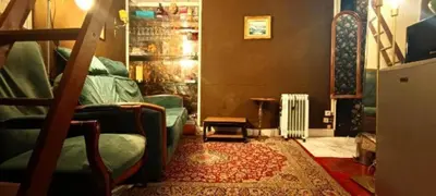 Télévision ou salle de divertissement dans l'établissement Cozy Home near Notre-Dame