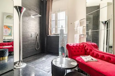 Salle de bains dans l'établissement Champs-Élysées Luxe Palace