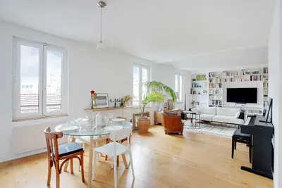 Télévision ou salle de divertissement dans l'établissement Beautiful Apartment 2BR-3P- Beaugrenelle
