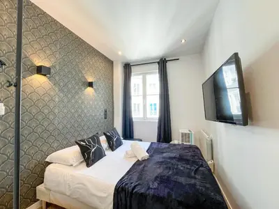 Un ou plusieurs lits dans un hébergement de l'établissement Urban Flat 105 - Haussmann Opera 4 bedrooms apartment