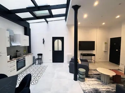 Télévision ou salle de divertissement dans l'établissement UrbanFlat 08 - Design Flat in Republique - 2 Bedrooms