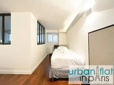 Un ou plusieurs lits dans un hébergement de l'établissement UrbanFlat 09 - Stylish Duplex Apartment on Champs-Elysees