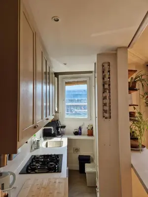 Cuisine ou kitchenette dans l'établissement Bright apartment - canal view