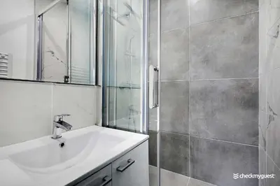 Salle de bains dans l'établissement Cozy apartment - 1BR 4P - next to Paris