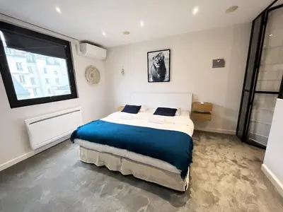 Un ou plusieurs lits dans un hébergement de l'établissement UrbanFlat 166 - Luxury Apartment in the Center of Paris