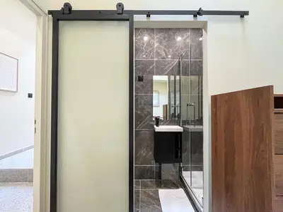 Salle de bains dans l'établissement UrbanFlat 199 - Beautiful 5 Bedrooms Parisian Townhouse Flat