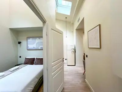 Un ou plusieurs lits dans un hébergement de l'établissement UrbanFlat 199 - Beautiful 5 Bedrooms Parisian Townhouse Flat