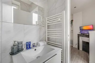 Cuisine ou kitchenette dans l'établissement Charming Studio - 2P- Clichy