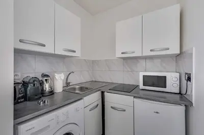Cuisine ou kitchenette dans l'établissement Charming Studio - 2P- Clichy