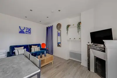 Télévision ou salle de divertissement dans l'établissement Charming Studio - 2P- Clichy