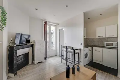 Cuisine ou kitchenette dans l'établissement Charming Studio - 2P- Clichy