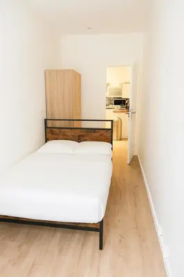 Un ou plusieurs lits dans un hébergement de l'établissement Chambres privées dans maison conviviale à Puteaux Salle de bain et cuisine partagées