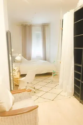 Un ou plusieurs lits dans un hébergement de l'établissement Chambres privées dans maison conviviale à Puteaux Salle de bain et cuisine partagées