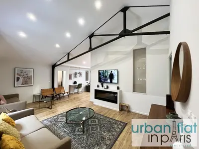 Télévision ou salle de divertissement dans l'établissement UrbanFlat 161 - Grand Appartement Central Rue de Paradis