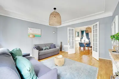Coin salon dans l'établissement Comfortable Apartment 1BR 4P - Champs Élysées