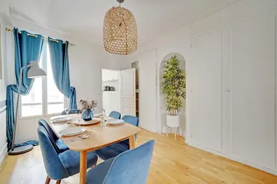 Coin salon dans l'établissement Comfortable Apartment 1BR 4P - Champs Élysées