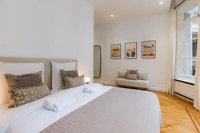 Un ou plusieurs lits dans un hébergement de l'établissement Elegant and Spacious 4-Bedroom Apartment in Paris 16th