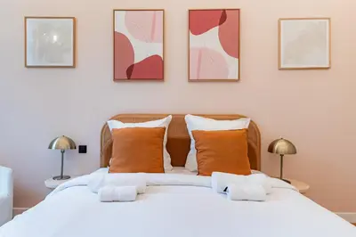Un ou plusieurs lits dans un hébergement de l'établissement Spacious Air-Conditioned Apartment in Bastille, Paris 11th