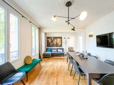 Télévision ou salle de divertissement dans l'établissement UrbanFlat 99 - Beautiful 6 BDR Apartment in the center of Paris