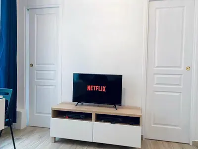 Télévision ou salle de divertissement dans l'établissement Superbe appartement flambant neuf au centre de Paris
