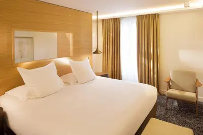 Un ou plusieurs lits dans un hébergement de l'établissement Hotel Marignan Champs-Elysées