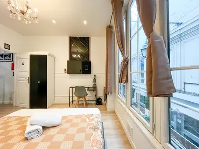 Un ou plusieurs lits dans un hébergement de l'établissement Urban Flat 55 - ATELIER MARILYN MONROE