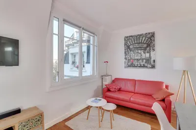 Télévision ou salle de divertissement dans l'établissement Eiffel Tower view + terrace Saint Germain des Pres