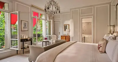 Un ou plusieurs lits dans un hébergement de l'établissement Hôtel Plaza Athénée - Dorchester Collection