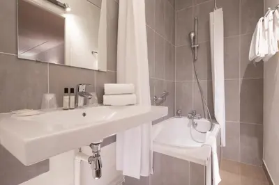 Salle de bains dans l'établissement Hôtel Saint Roch