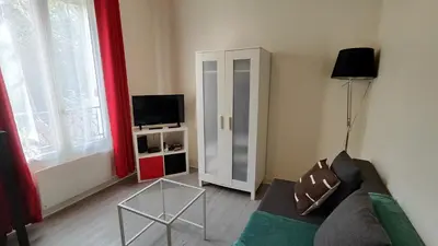 Télévision ou salle de divertissement dans l'établissement Charming Parisian studio!