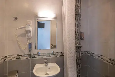 Salle de bains dans l'établissement Hotel Luxor