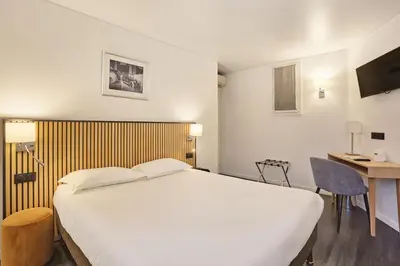 Télévision ou salle de divertissement dans l'établissement Hotel Gabriel Issy Paris