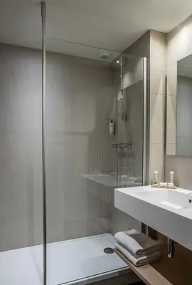 Salle de bains dans l'établissement Hôtel Mercure Paris Boulogne Pont de Saint Cloud