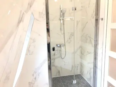 Salle de bains dans l'établissement Élégance Haussmanienne, studio moderne et cosy