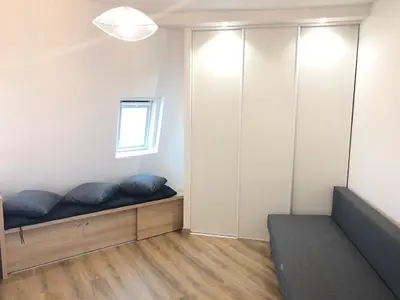 Coin salon dans l'établissement Élégance Haussmanienne, studio moderne et cosy