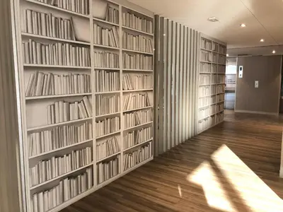 Bibliothèque dans l'hôtel
