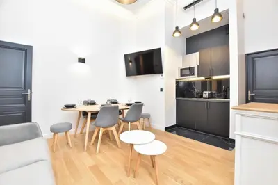 Cuisine ou kitchenette dans l'établissement Cosy apartment - 2BR-7P - Arc de Triomphe