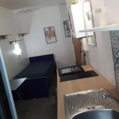 Cuisine ou kitchenette dans l'établissement Studio Centre de Paris en face de la Seine