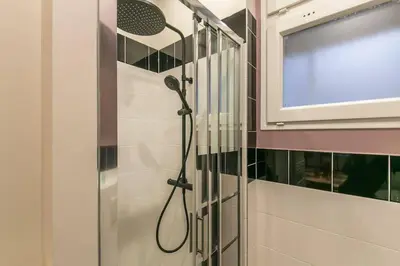 Salle de bains dans l'établissement New and Cosy in heart of Paris, 12e, 4pers