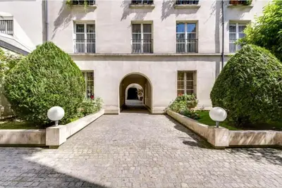 Jardin de l'établissement Modern and eclectic 3BD duplex in Le Marais!