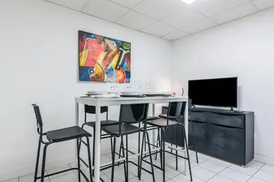 Télévision ou salle de divertissement dans l'établissement Stylish Accommodation in the middle of Paris
