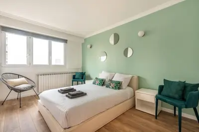 Un ou plusieurs lits dans un hébergement de l'établissement Appartement luxueux vue Tour Eiffel - Defense